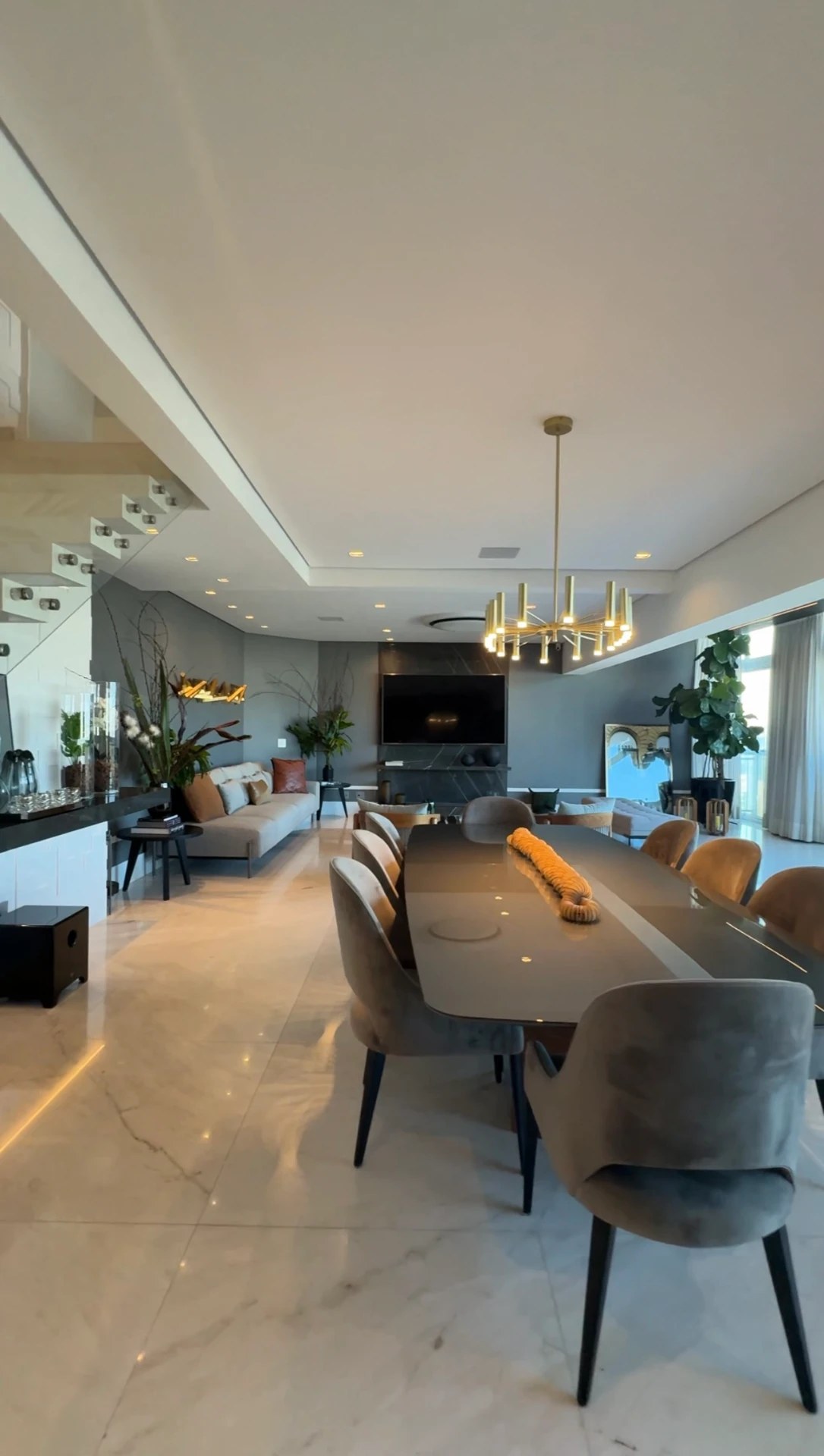 Sala de jantar do Duplex Horizonte JK com lustre contemporâneo