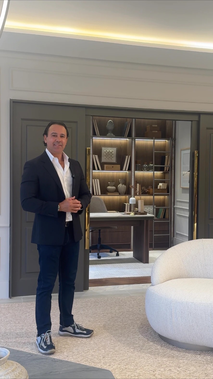Cristiano Gomes em um ambiente residencial de alto padrão em São Paulo